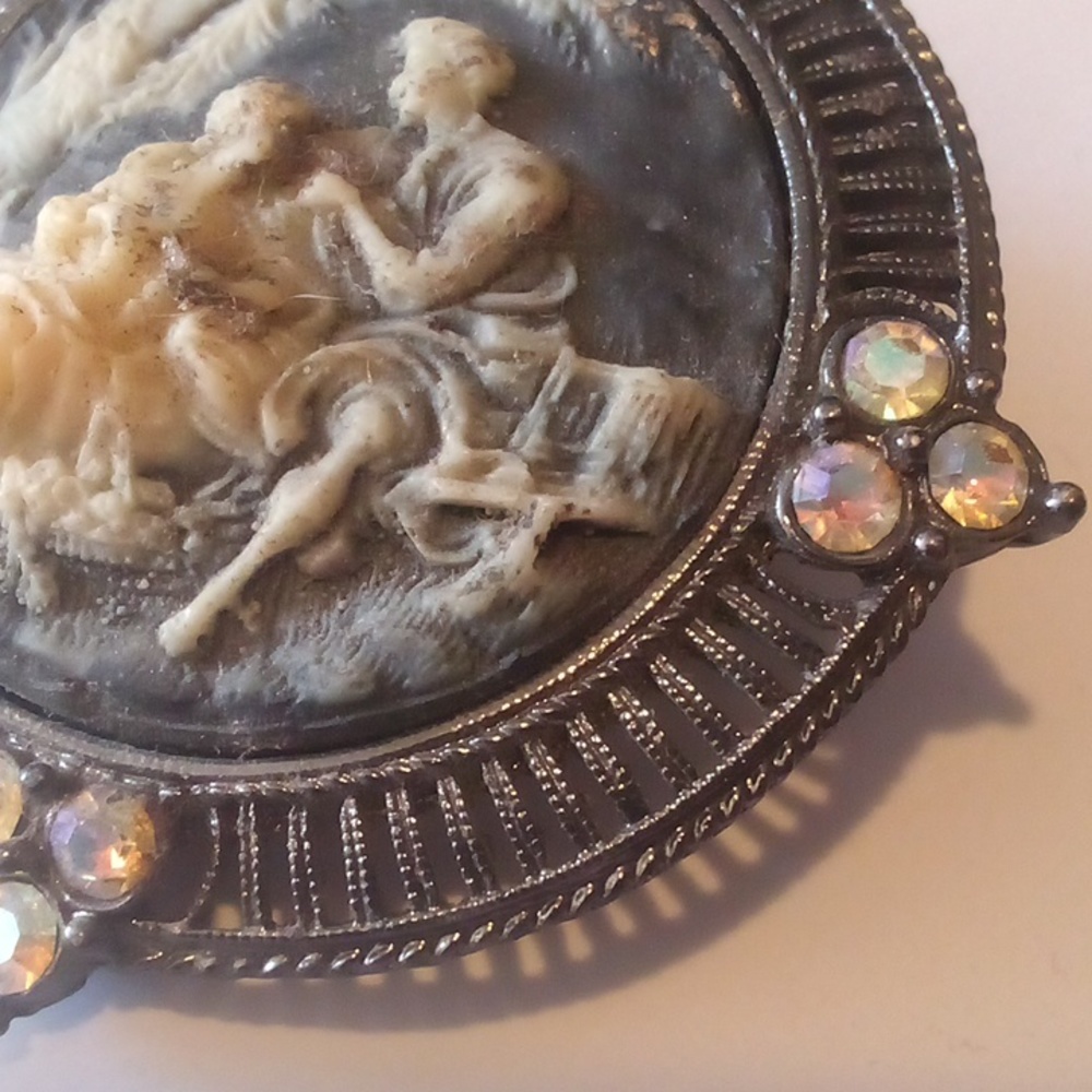 Gorgeous Joan Rivers cameo pin - Picture 3 of 4